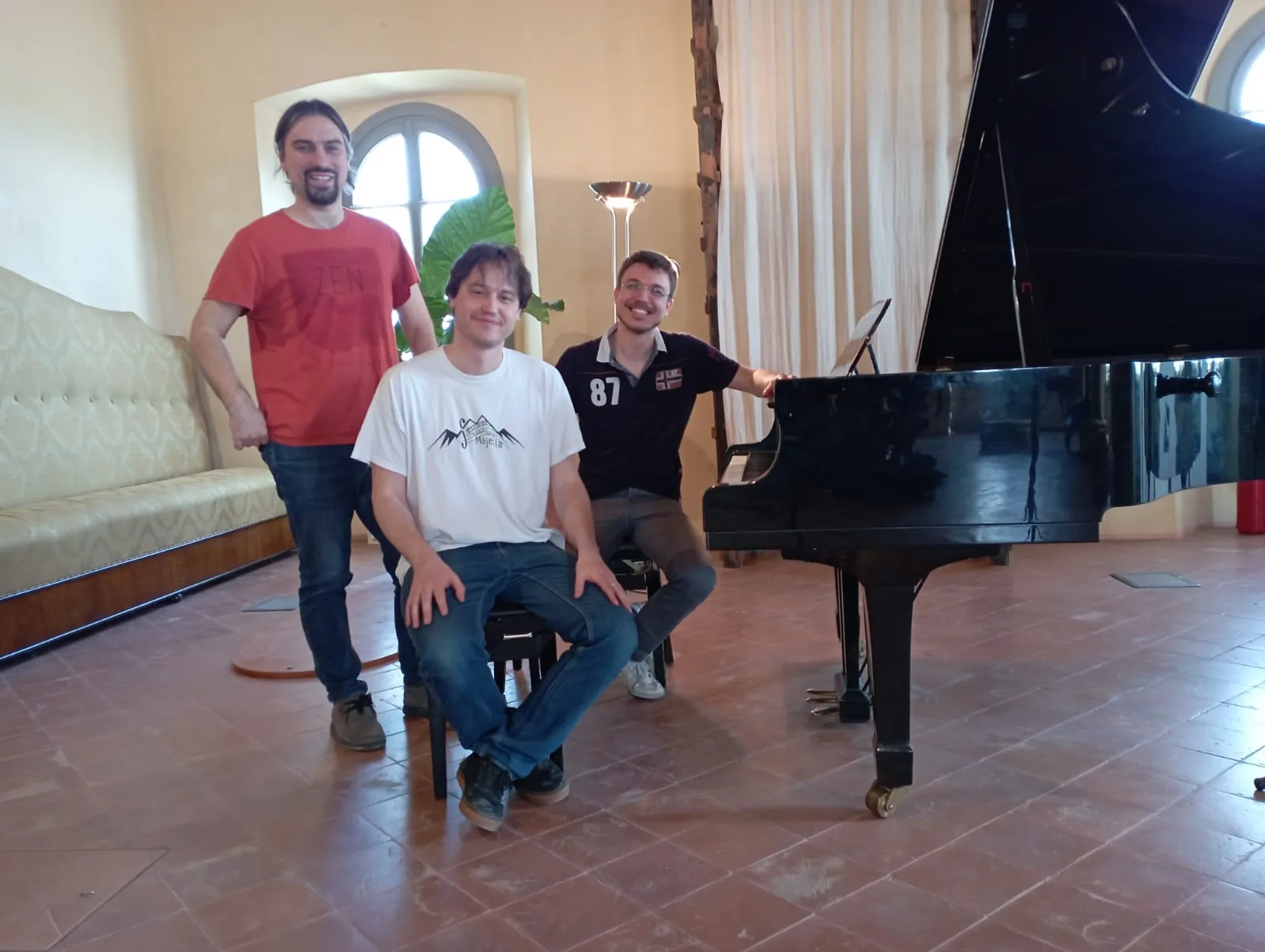 Francesco Di Marco e Andrea Micucci con il tecnico del suono, accanto al pianoforte a coda della registrazione